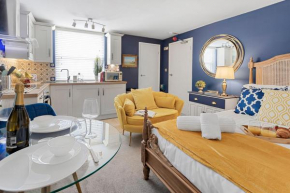 Stylish & modern studio apartment, by the sea, free wifi & netflix
